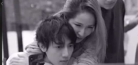 _国产小乔护男友视频,甜蜜互动，见证真挚爱情